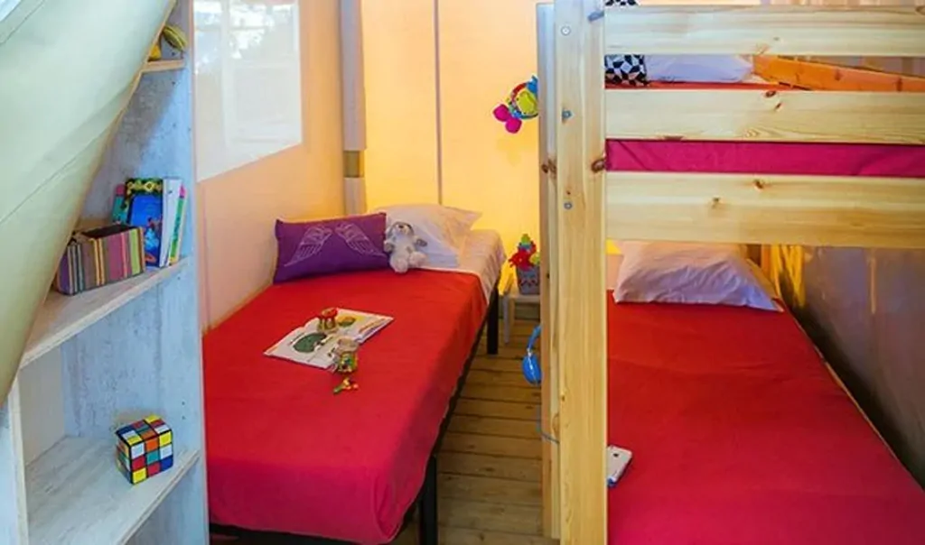 lanterna-premium-resort-lodge-4-1-interior-single-beds