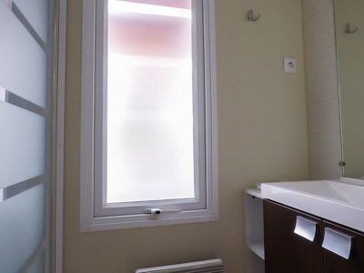 brioni-sunny-camping-mobile-home-classic-interior-bathroom