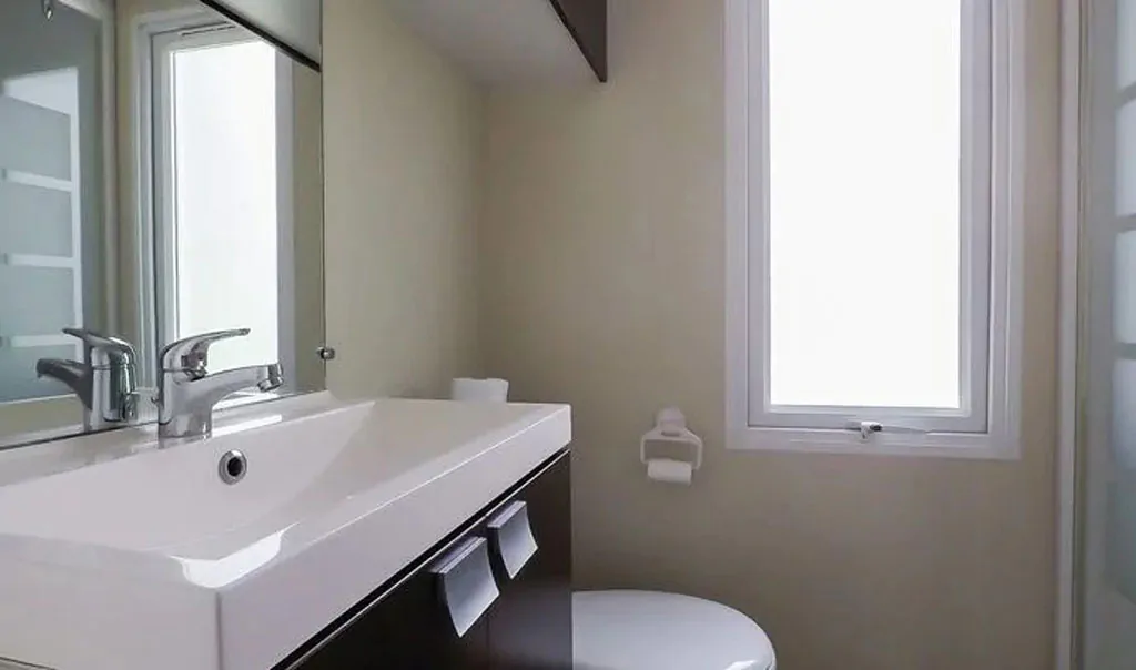 brioni-sunny-camping-mobile-home-classic-interior-bathroom-i