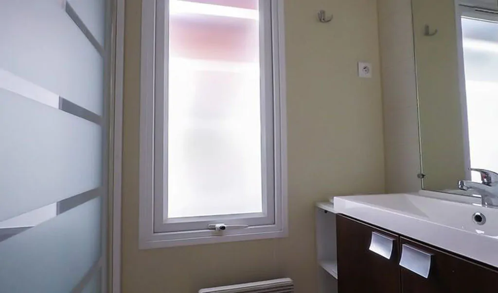 brioni-sunny-camping-mobile-home-classic-interior-bathroom