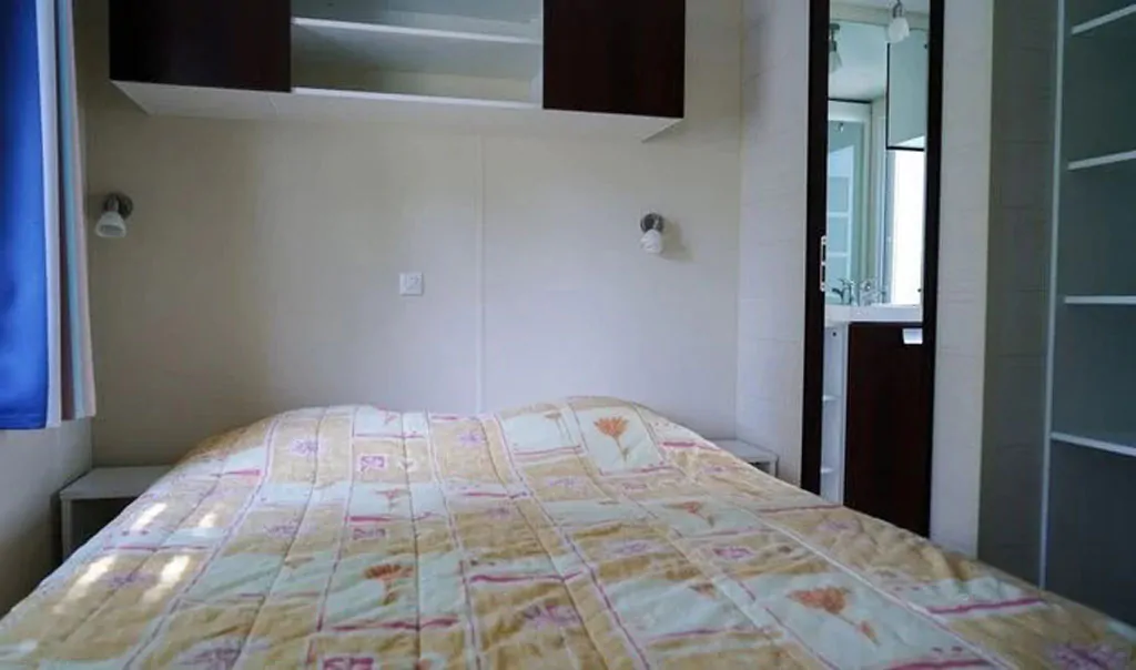 brioni-sunny-camping-mobile-home-classic-interior-bedroom-double-bed