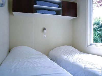 brioni-sunny-camping-mobile-home-classic-interior-bedroom-single-beds-i