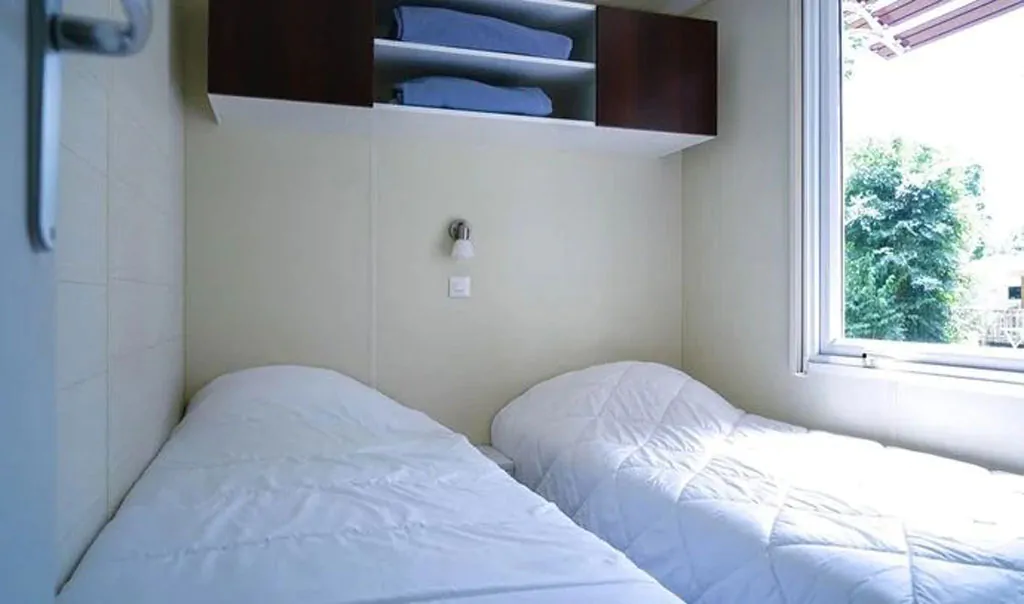 brioni-sunny-camping-mobile-home-classic-interior-bedroom-single-beds-i