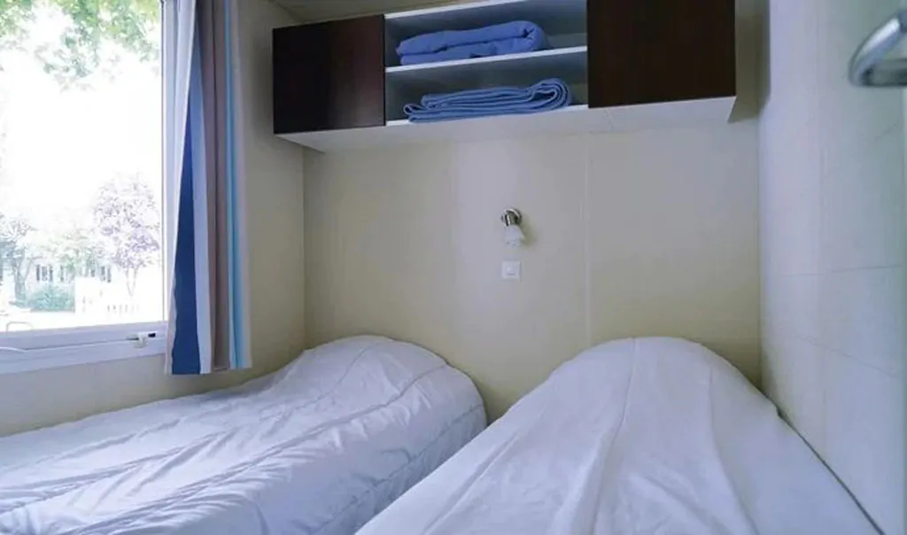 brioni-sunny-camping-mobile-home-classic-interior-bedroom-single-beds