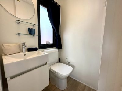 camping-bella-italia-mobile-home-estivo-premium-plus-bathroom