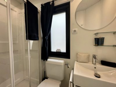 camping-bella-italia-mobile-home-estivo-premium-plus-bathroom-shower