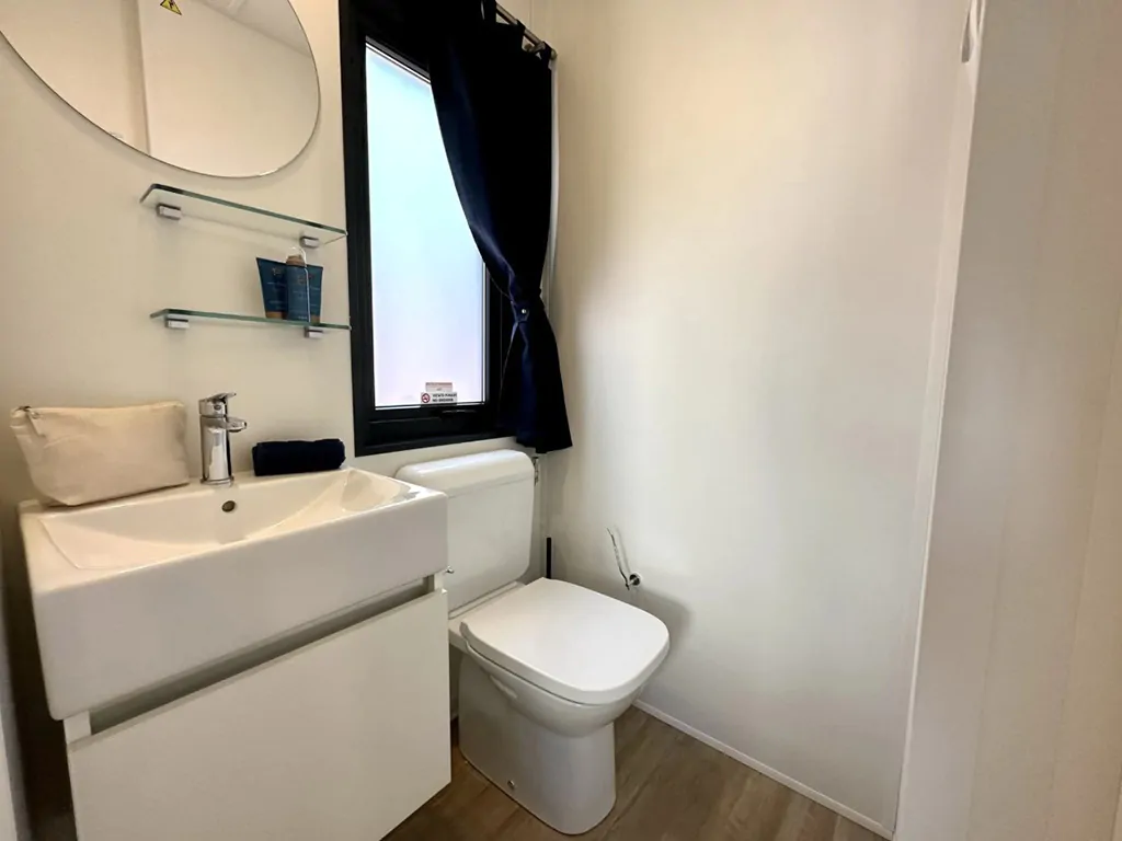 camping-bella-italia-mobile-home-estivo-premium-plus-bathroom