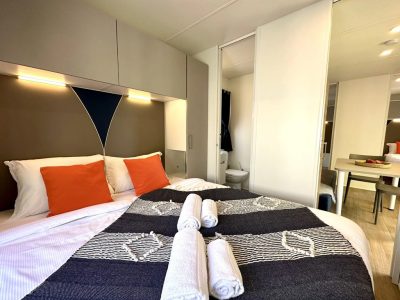 camping-bella-italia-mobile-home-estivo-premium-plus-interior-bedroom-double-bed