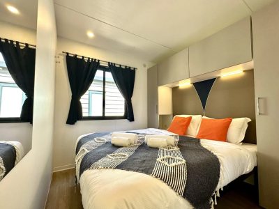 camping-bella-italia-mobile-home-estivo-premium-plus-interior-bedroom-double-bed-i