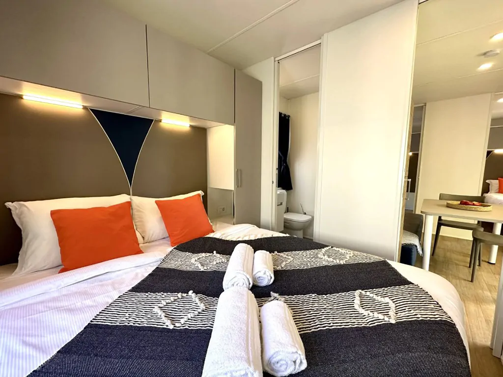 camping-bella-italia-mobile-home-estivo-premium-plus-interior-bedroom-double-bed