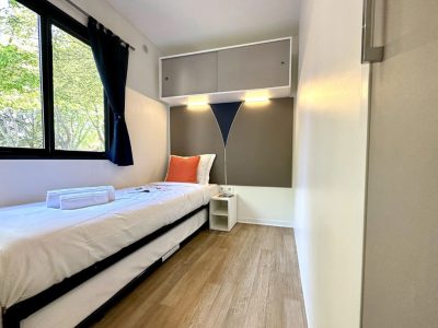 camping-bella-italia-mobile-home-estivo-premium-plus-interior-bedroom-pull-out-bed