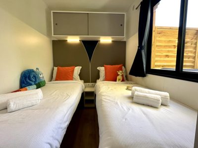 camping-bella-italia-mobile-home-estivo-premium-plus-interior-bedroom-single-beds
