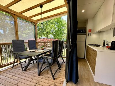 camping-bella-italia-mobile-home-estivo-premium-plus-interior-kitchen