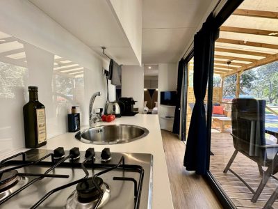 camping-bella-italia-mobile-home-estivo-premium-plus-interior-kitchen-i