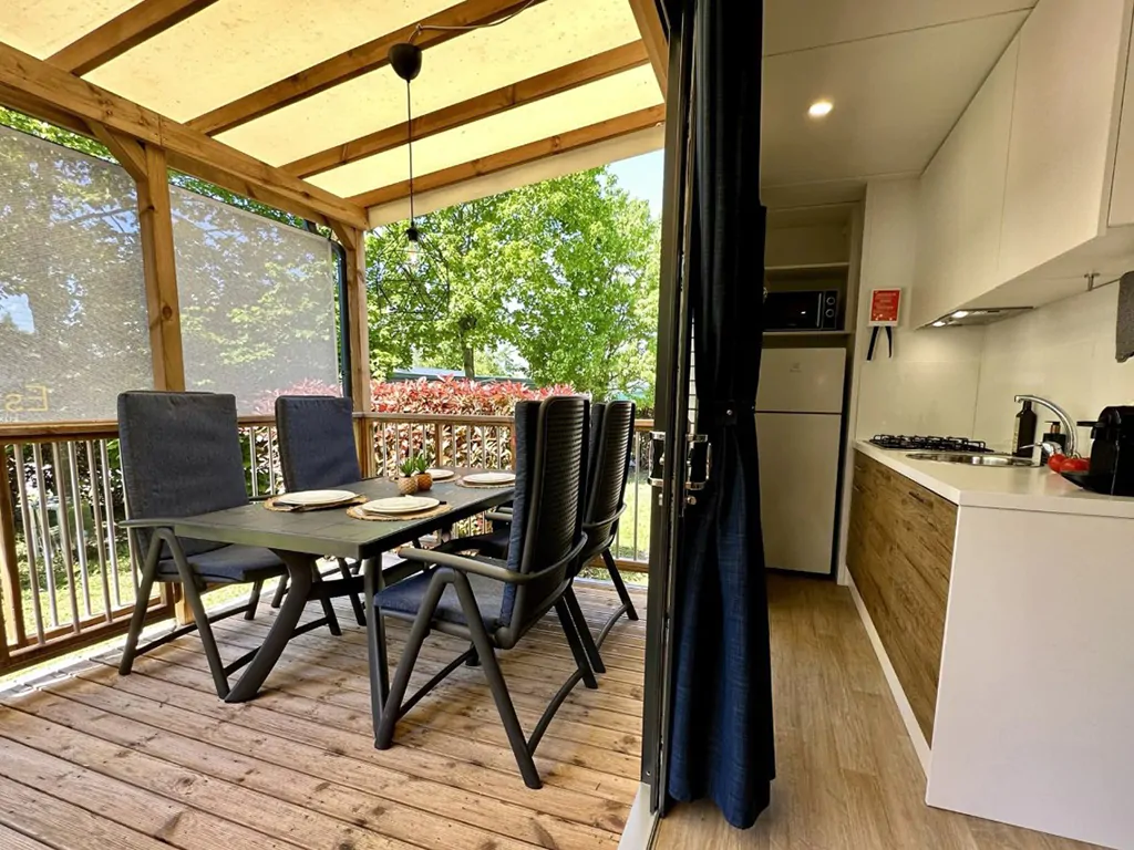 camping-bella-italia-mobile-home-estivo-premium-plus-interior-kitchen