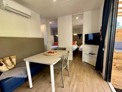 camping-bella-italia-mobile-home-estivo-premium-plus-interior-living-room
