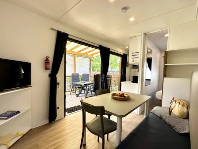 camping-bella-italia-mobile-home-estivo-premium-plus-interior-living-room-i