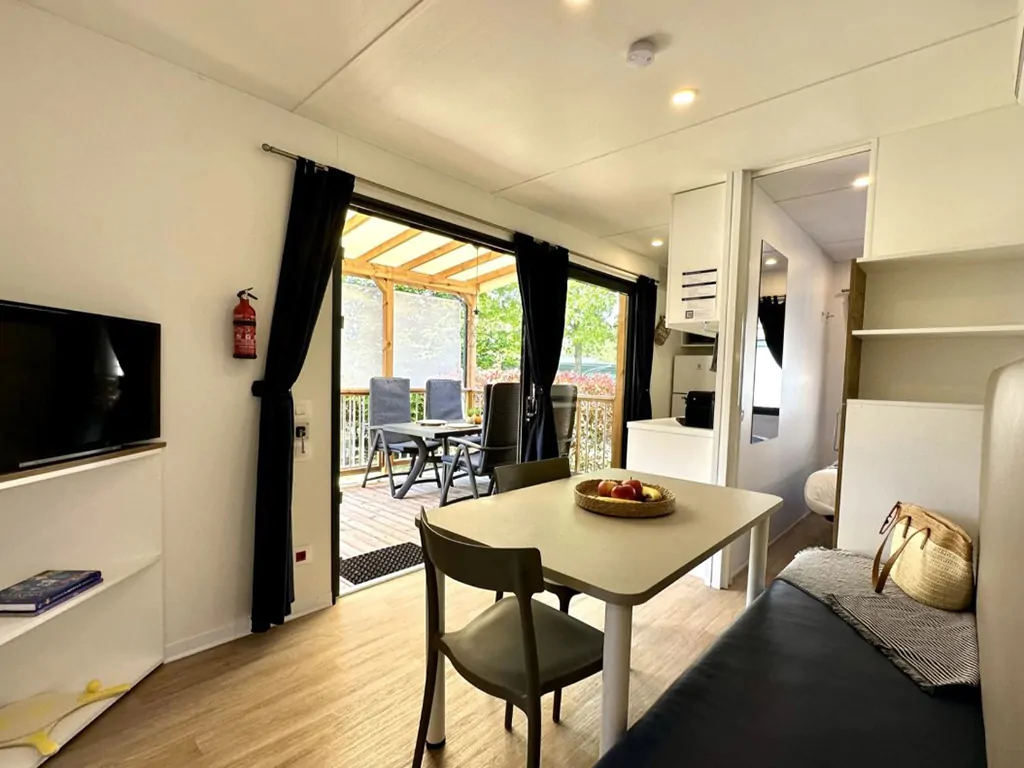 camping-bella-italia-mobile-home-estivo-premium-plus-interior-living-room-i