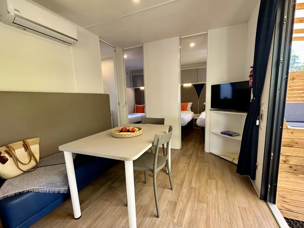 camping-bella-italia-mobile-home-estivo-premium-plus-interior-living-room