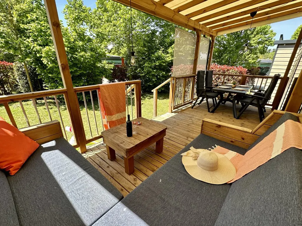 camping-bella-italia-mobile-home-estivo-premium-plus-terrace-sofa-chill