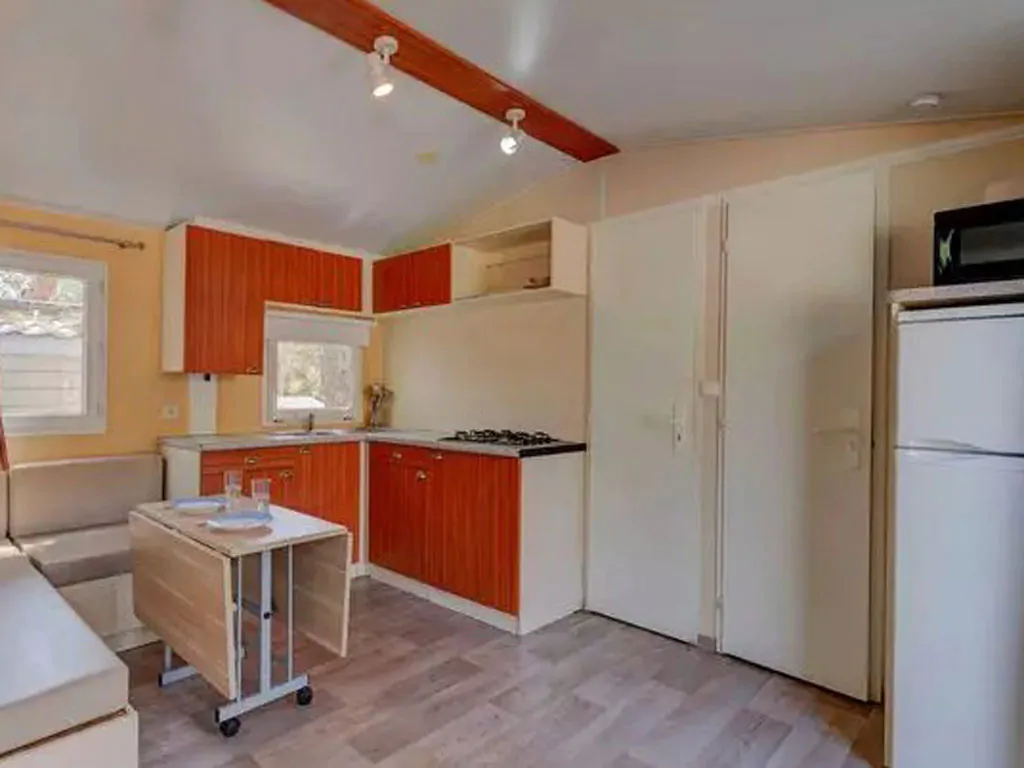 camping-brioni-mobile-home-classic-interior-kitchen
