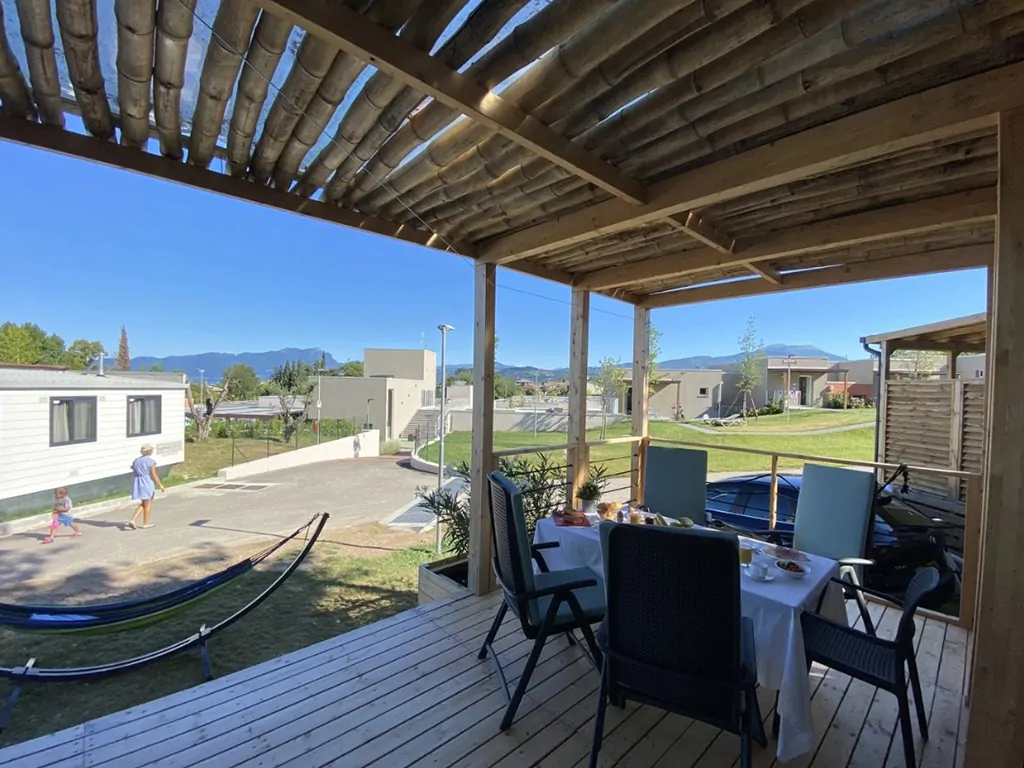camping-cisano-san-vito-mobile-home-exterior-terrace-parking