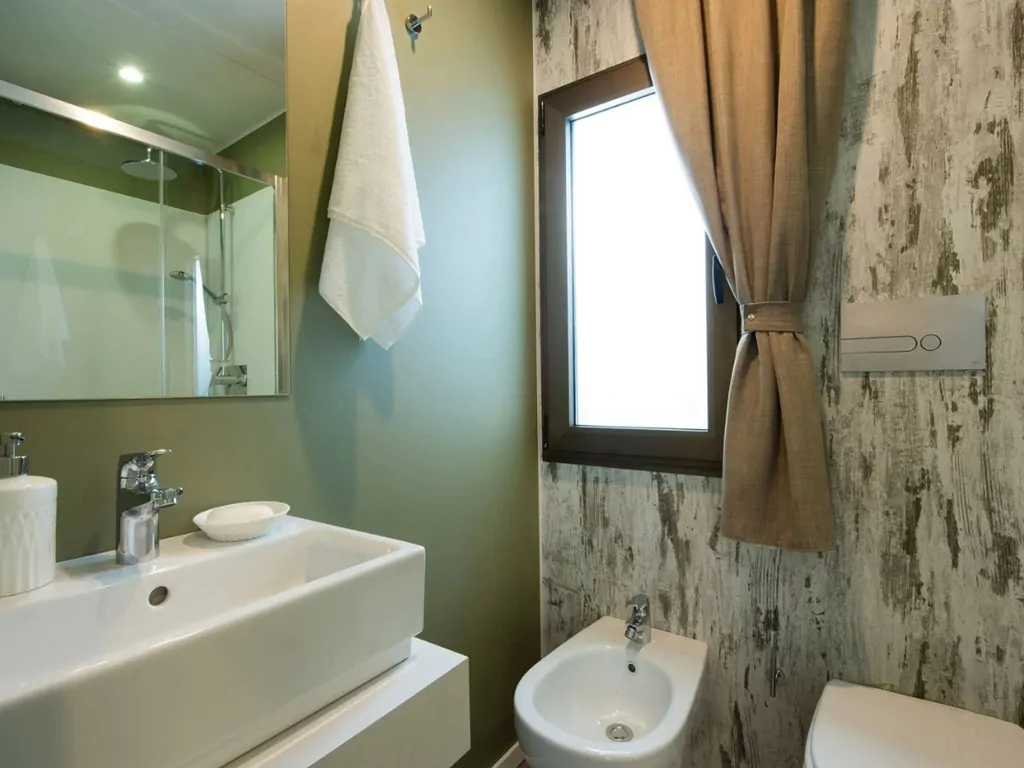 camping-cisano-san-vito-mobile-home-interior-bathroom