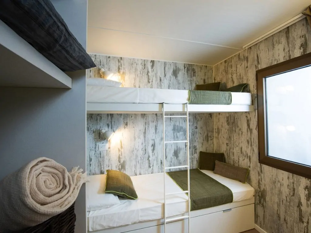 camping-cisano-san-vito-mobile-home-interior-bedroom-bunk-bed