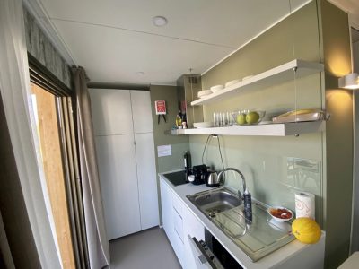 camping-cisano-san-vito-mobile-home-interior-kitchen-kettle-i