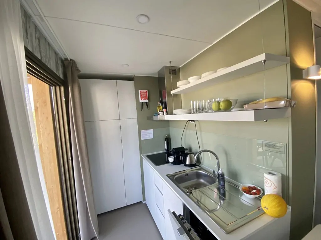 camping-cisano-san-vito-mobile-home-interior-kitchen-kettle-i