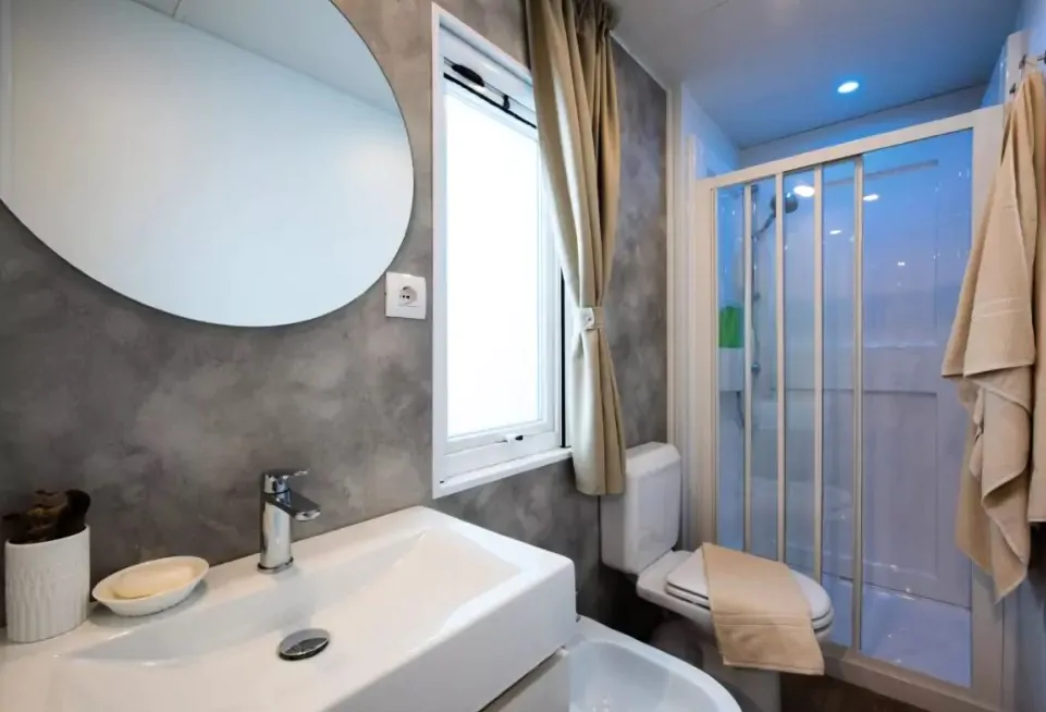 camping-la-scogliera-mobile-home-tahiti-interior-bathroom