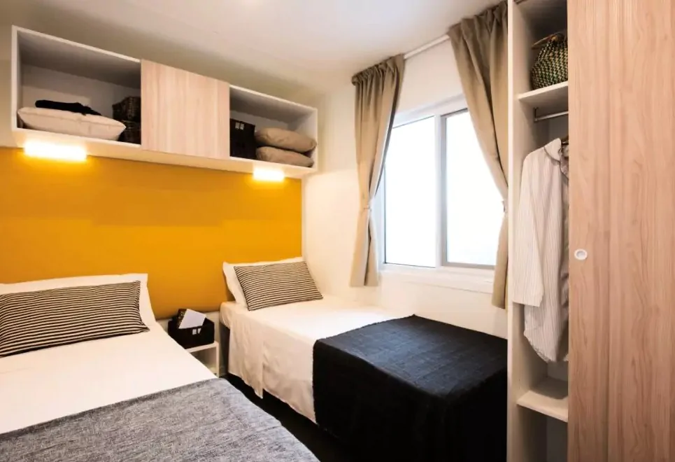 camping-la-scogliera-mobile-home-tahiti-interior-bedroom-single-beds