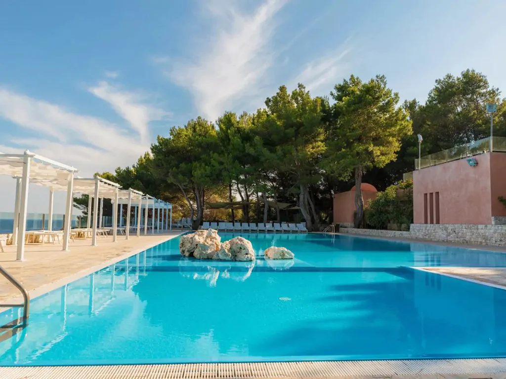 camping-la-scogliera-outdoor-pool-sunbeds