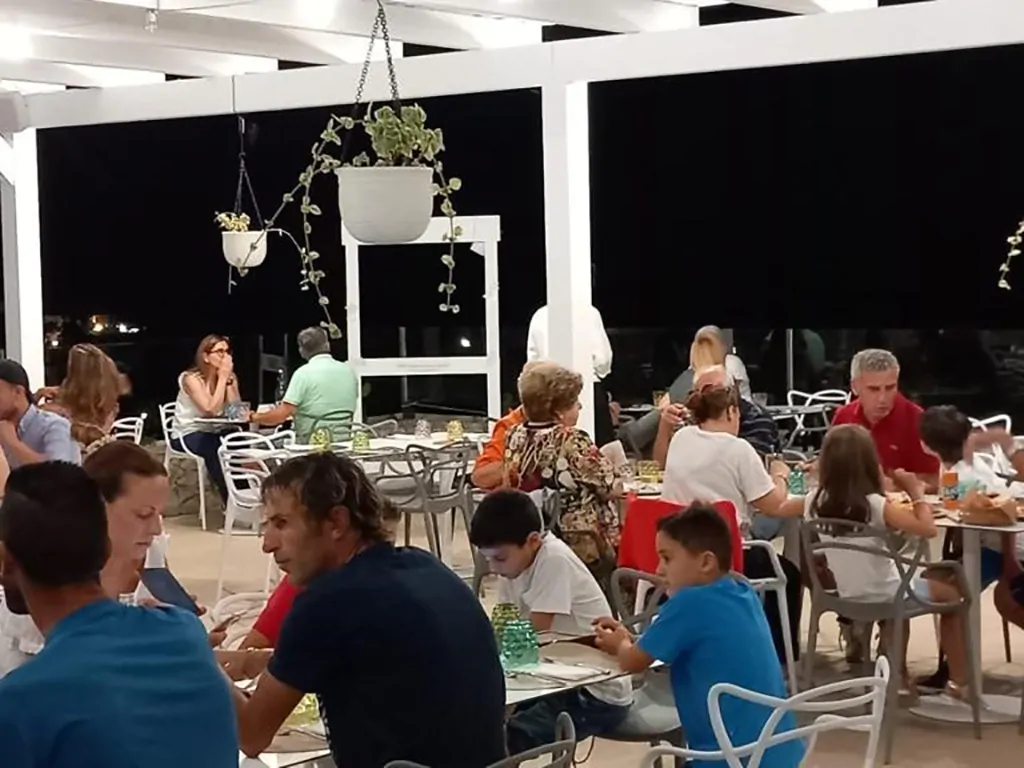 camping-la-scogliera-restaurant-dinner-time