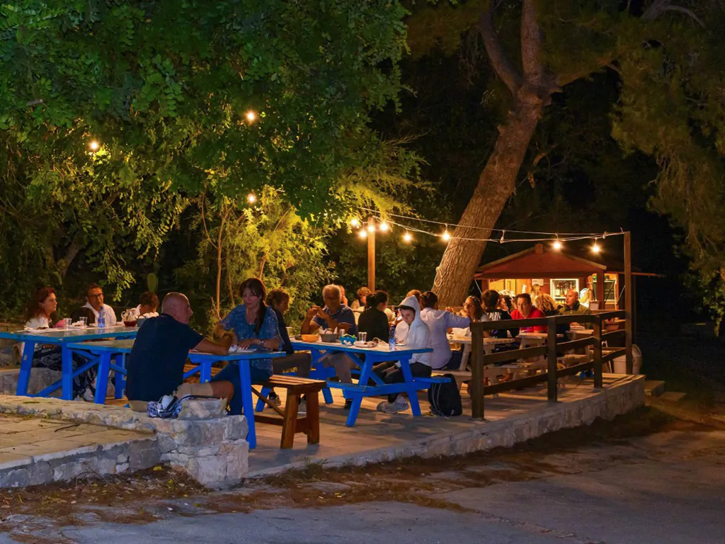 camping-la-scogliera-restaurant-woods-i