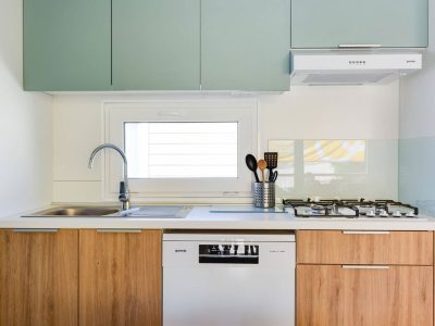 camping-simuni-premium-lounge-4-persons-kitchen