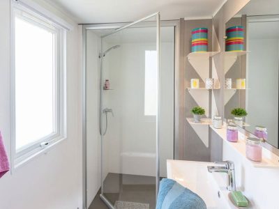 camping-simuni-premium-lounge-six-persons-interior-bathroom
