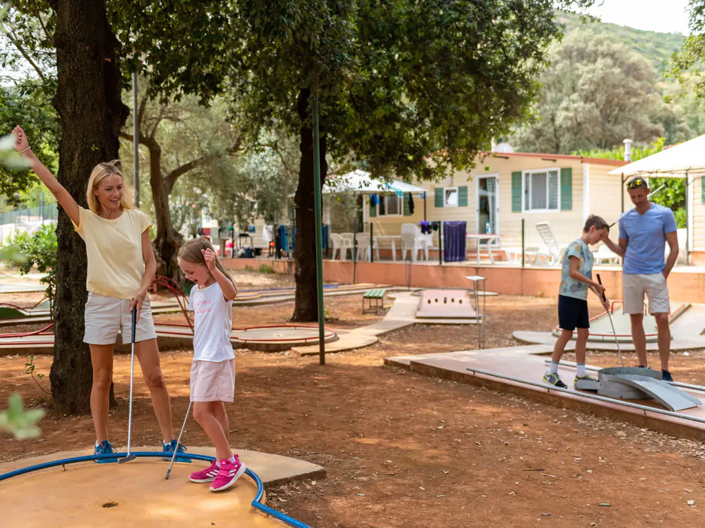 campsite-oliva-activities-mini-golf