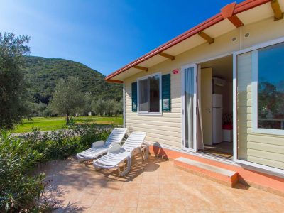campsite-oliva-mobile-home-comfort-exterior-terrace-sunbeds-i