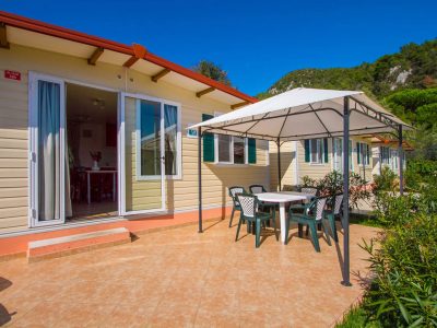 campsite-oliva-mobile-home-comfort-exterior-terrace-table