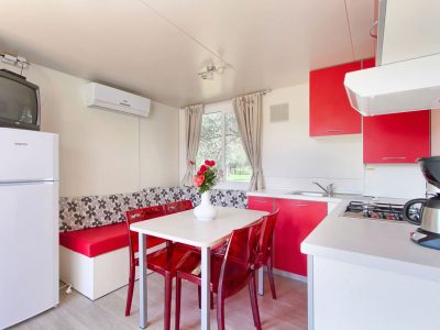campsite-oliva-mobile-home-comfort-interior-kitchen-living-room
