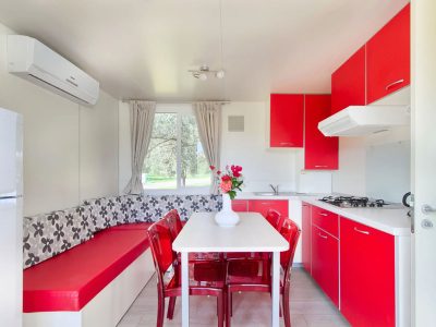 campsite-oliva-mobile-home-comfort-interior-kitchen-living-room-i