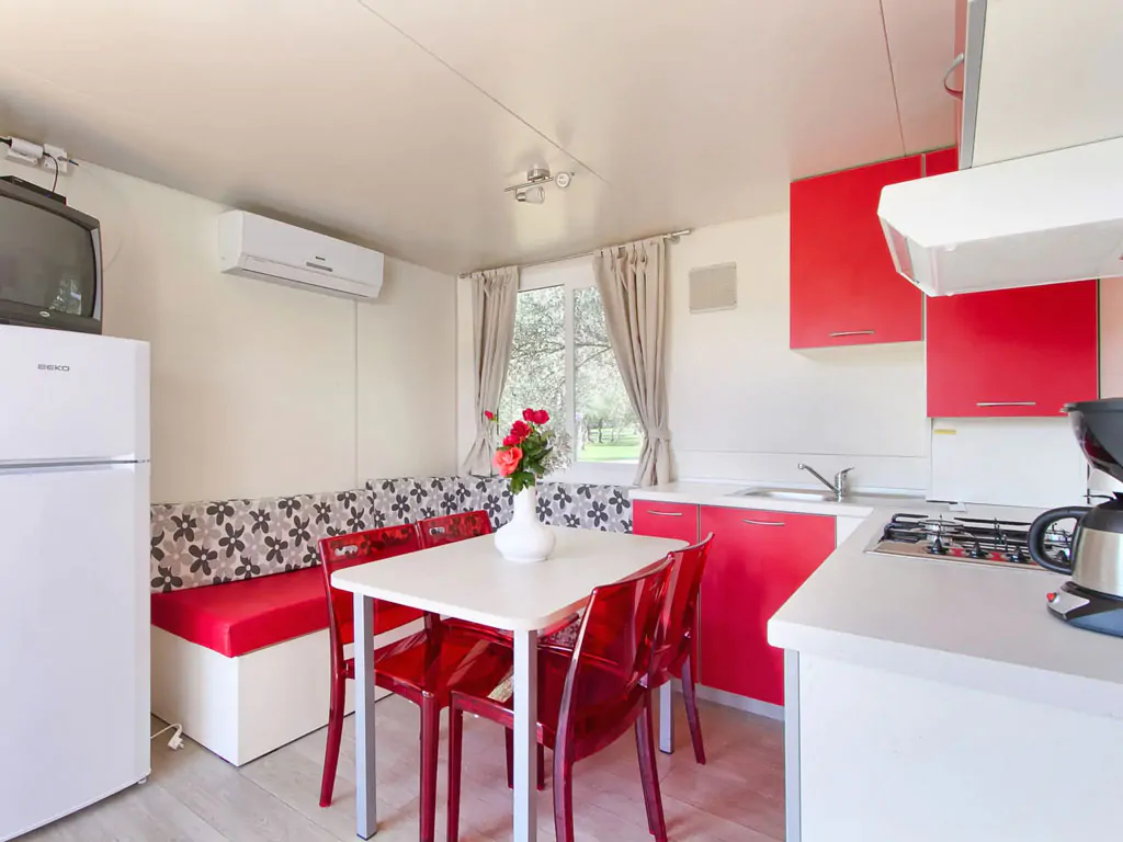 campsite-oliva-mobile-home-comfort-interior-kitchen-living-room