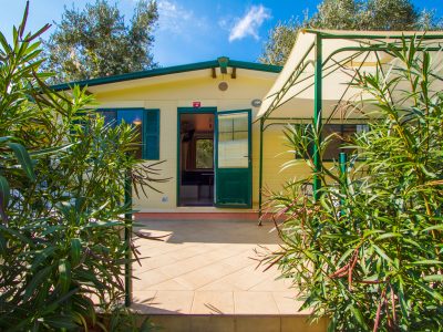 campsite-oliva-mobile-home-standard-exterior-front-view