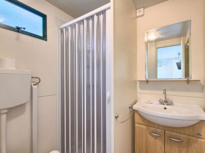campsite-oliva-mobile-home-standard-interior-bathroom