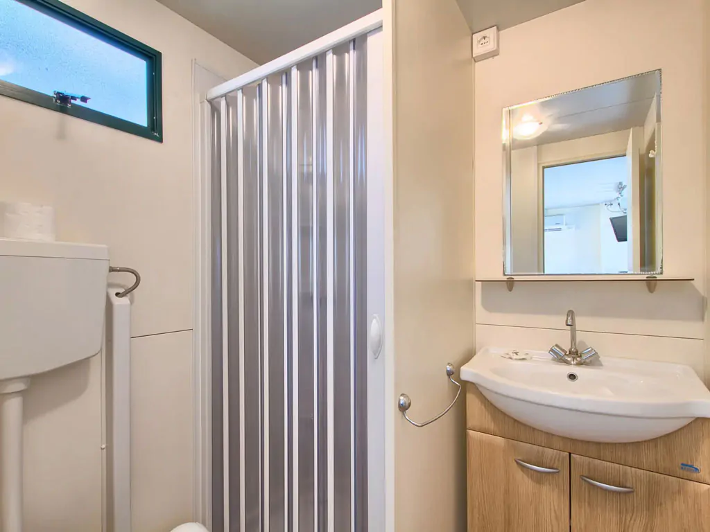 campsite-oliva-mobile-home-standard-interior-bathroom