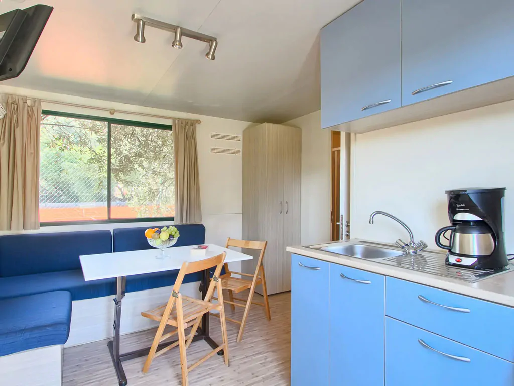 campsite-oliva-mobile-home-standard-interior-living-room-kitchen-i