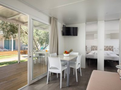 kamp-oliva-premium-for-6-living-room-with-dining-table