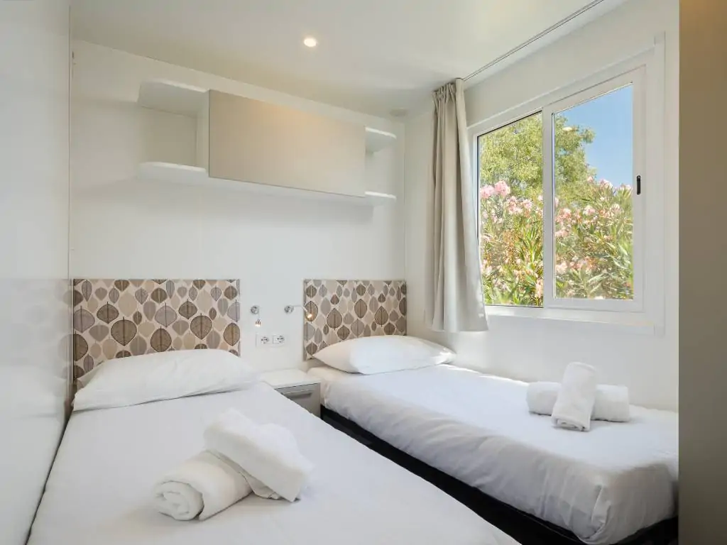 kamp-oliva-premium-for-6-single-beds