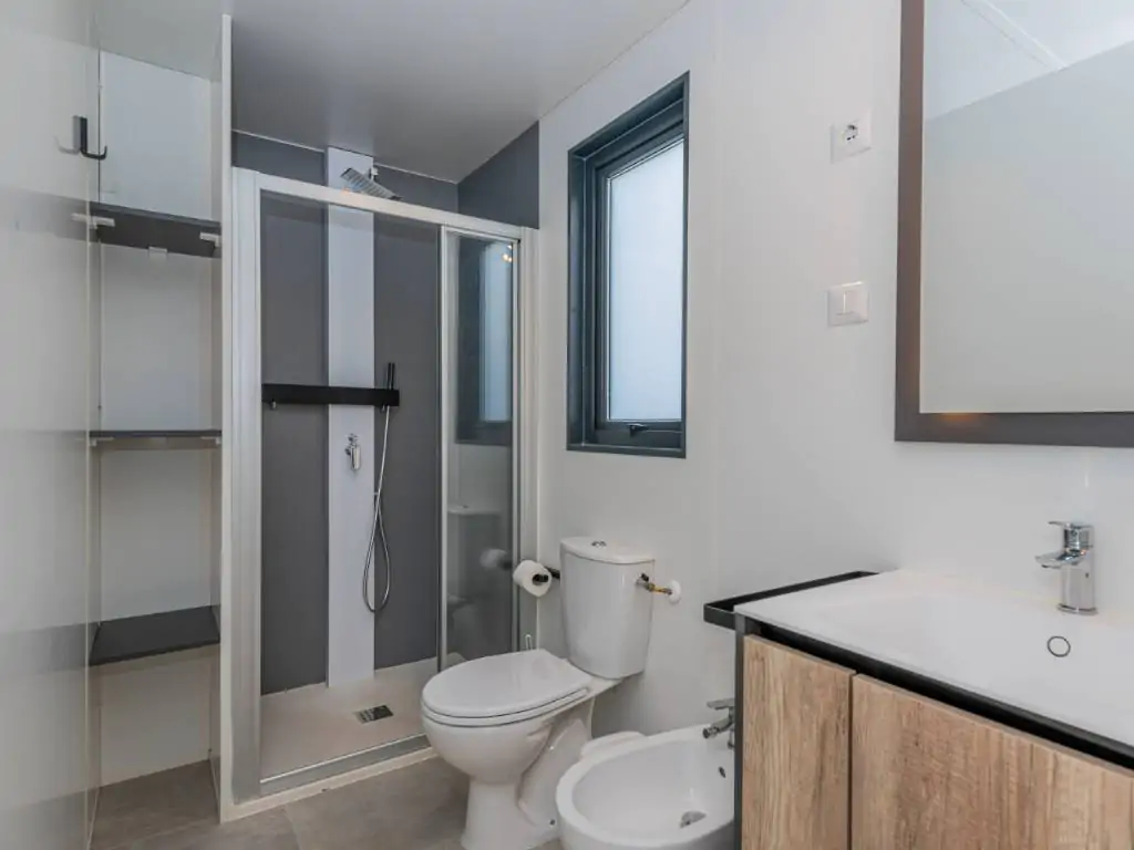 kamp-oliva-premuim-4-bathroom-with-shower